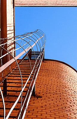 포토 JPG 해외이미지 식물 외관 산업 벽 백그라운드 컨셉 건축양식 사다리 공장 하늘 지붕 추상 벽돌 주택 실내 사람없음 야외 건물 빨간색 파란색 계단 금속 맑음 에너지 원형 정상 위험 심볼 부식 보안 상승 오르기 청록색 천국 진행 철강 해외202004 해외포토 도형 건축물 건축 컬러 무늬 공업 모션 재질 날씨 안전 내부 도구 파일형식 이미지허브