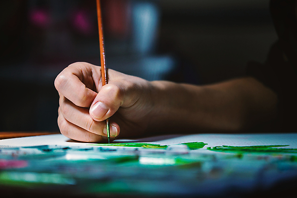 포토 JPG 해외이미지 직업 손 디자인 교육 종이 일러스트 상상 수채화 기술 미술 사람없음 초록색 빛 스터디 페인트 과학기술 공구 램프 붓 업무 그리기 작업실 스케치 집중 연습 그림 예술가 패드 솜씨 해외202004 해외포토 컬러 컨셉 모션 문화예술 조명 신체부위 학습 도구 작업 파일형식 이미지허브