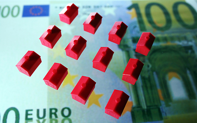 포토 JPG 해외이미지 1 지폐 돈 건축양식 가족 지붕 미래 벽돌 새로움 주택 협상 사람없음 건물 금융 동전 쪽지 기쁨 에너지 유로 계획 큼 통로 리빙 보험 계산서 식민지 위기 자금 콘크리트 생존 해외202004 해외포토 건축물 건축 감정 컨셉 비즈니스 관계 경제 재산 크기 파일형식 이미지허브