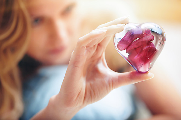 포토 JPG 해외이미지 모양 손 응시 여자 컨셉 데이트 주택 아이디어 실내 발렌타인데이 선물 사랑 한명 아웃포커스 신체부위 장식 가로 빨간색 금발 활발 침실 신혼여행 하트 잡기 투명 손톱 심볼 오브젝트 보여주기 강렬 블러 해외202004 해외포토 1 헤어스타일 시선 감정 컬러 결혼 모션 데이이벤트 촬영기법 사람 내부 건물 파일형식 이미지허브