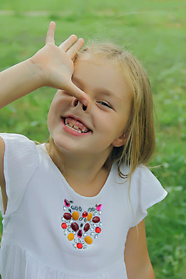 포토 JPG 해외이미지 백인 유럽 얼굴 어린이 한명 미소 금발 흰색 오픈 입 6 7 해외202004 해외포토 서양인 1 헤어스타일 나라 컬러 표정 사람 신체부위 숫자 파일형식 이미지허브