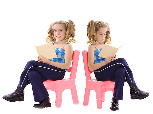 포토 JPG 해외이미지 백인 모델 학생 여학생 여자 교육 행복 어린이 컨셉 학교 청소년 놀이 미소 사람 두명 책 세로 파란색 청춘 금발 유행 흰색 파마 스마트 읽기 고립 해외202004 해외포토 서양인 헤어스타일 감정 컬러 모션 표정 파일형식 이미지허브