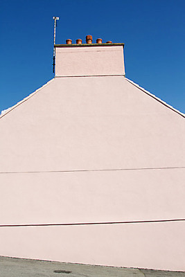 포토 JPG 해외이미지 벽 분홍색 건축양식 하늘 지붕 안테나 굴뚝 사람없음 야외 건물 파란색 보행로 냄비 종료 파스텔톤 해외202004 해외포토 건축물 건축 길 컬러 통신 솥 파일형식 이미지허브