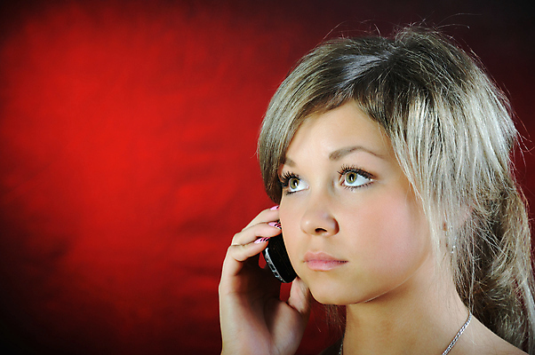 포토 JPG 해외이미지 백인 1 여자 유럽 통신 대화 한명 사람 10대 빨간색 스마트폰 흰색 전화기 슛 심각 해외202004 해외포토 서양인 나라 컬러 컨셉 청소년 말하기 핸드폰 스마트기기 파일형식 이미지허브