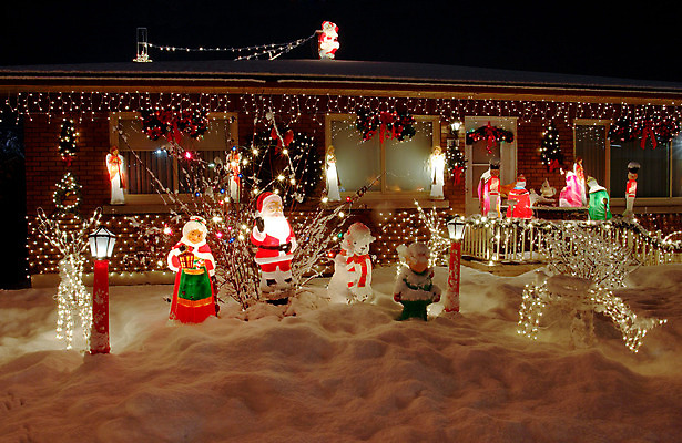 포토 JPG 해외이미지 계절 크리스마스 겨울 가족 눈사람 휴가 조명 주택 사람없음 야외 장식 컬러풀 산타클로스 목도리 축하 화려 야간 12월 주도 해외202004 해외포토 자연요소 잡화 기념일 컬러 컨셉 관계 건물 예절 날짜 파일형식 이미지허브