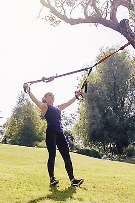 포토 JPG 해외이미지 백인 라이프스타일 공원 여자 스포츠 운동화 십자가 신체 자연 근육 건강 한명 사람 야외 여름 운동복 운동 힘 장비 보디빌딩 연습 근육질 체조 스트랩 해외202004 해외포토 서양인 1 옷 계절 공공시설 신발 생활 헬스 몸매 생태계 파일형식 이미지허브