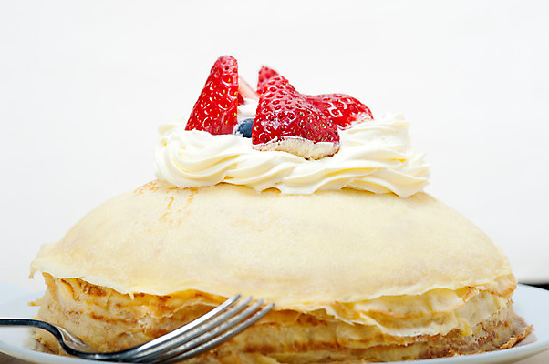 포토 JPG 해외이미지 접시 포크 딸기 사람없음 케이크 달콤 생크림 블루베리 나무탁자 크레이프 해외202004 해외포토 식기 과일 탁자 디저트 맛 크림 파일형식 이미지허브