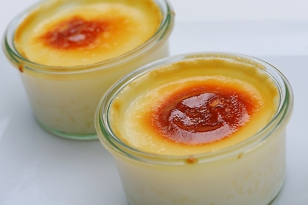 포토 JPG 해외이미지 실내 사람없음 두개 흰배경 푸딩 크렘브륄레 해외202004 해외포토 백그라운드 2 디저트 내부 흰색 파일형식 이미지허브