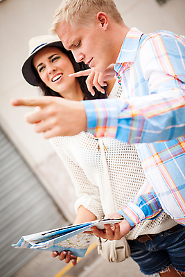 포토 JPG 해외이미지 백인 학생 라이프스타일 커플 응시 여자 남자 행복 유럽 도로 여행 지도 가이드 휴가 거리 사람 성인 두명 여행객 흰색 도시 계획 방향 타운 오리엔테이션 해외202004 해외포토 서양인 직업 시선 감정 나라 길 컬러 컨셉 관계 교통시설 생활 파일형식 이미지허브