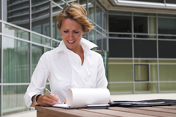 포토 JPG 해외이미지 직업 여자 행복 얼굴 회사 비즈니스 사업가 성공 한명 사람 정장 야외 금발 공책 기록 업무 작업 비즈니스우먼 자신감 달콤 대표 종업원 스마트 직원 경영자 내추럴 해외202004 해외포토 1 헤어스타일 옷 감정 컨셉 문구용품 신체부위 직장인 맛 리더 파일형식 이미지허브