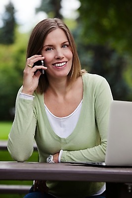 포토 JPG 해외이미지 백인 1 학생 라이프스타일 공원 여자 행복 인터넷 통신 모바일 휴식 세포 기술 대화 한명 미소 웃음 사람 앉기 성인 야외 여름 노트북 스마트폰 컴퓨터 청춘 디지털 반지 잡기 네트워크 무선전화기 스마트 대학교 부름 방문 온라인 해외202004 해외포토 서양인 계절 공공시설 감정 컨셉 장신구 학교 모션 표정 말하기 생활 전자제품 핸드폰 스마트기기 전화기 파일형식 이미지허브