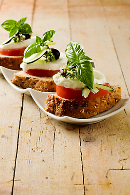 포토 JPG 해외이미지 빵 토마토 오이 샌드위치 사람없음 모짜렐라치즈 카프레제 해외202004 해외포토 음식 채소 치즈 샐러드 파일형식 이미지허브