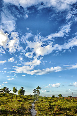 포토 JPG 해외이미지 나무 구름 계절 공원 유럽 도로 길 여행 백그라운드 밭 농업 자국 자연 하늘 날씨 산 풍경 사람없음 야외 가로 초록색 여름 파란색 햇빛 걷기 계곡 맑음 봄 활발 하이킹 성장 바위 시골 오솔길 땅 언덕 장면 방법 선로 전국 해외202004 해외포토 자연요소 식물 공공시설 나라 산업 컬러 컨셉 교통시설 모션 레저 태양 돌_바위 생태계 파일형식 이미지허브