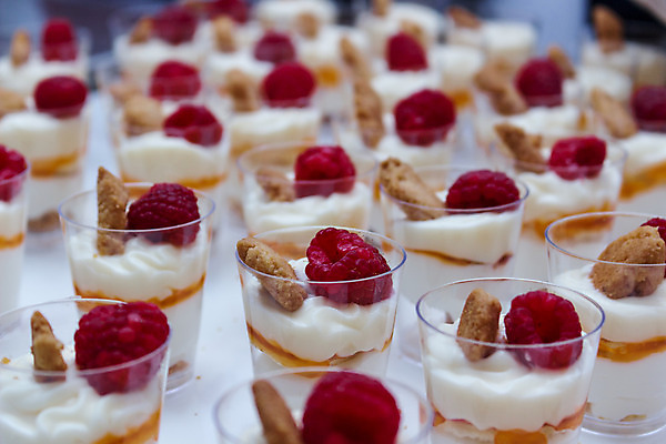 포토 JPG 해외이미지 백인 직업 접시 산업 재료 딸기 호텔 디저트 기술 실내 손잡이 요리 사람 성인 사람없음 장식 머리 케이크 주방 식당 잡기 고명 우아함 달콤 맛 설탕 크림 서비스 준비 만들기 서빙 점심식사 페스츄리 셰이커 해외202004 해외포토 서양인 식기 음식 빵 컨셉 과일 모션 숙소 내부 신체부위 상점 식사 파일형식 이미지허브