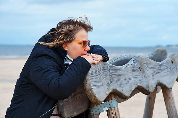 포토 JPG 해외이미지 백인 모델 1 라이프스타일 응시 여자 안경 모래 바다 벤치 자연 하늘 바람 휴가 휴식 한명 사람 앉기 성인 야외 가로 물 파란색 선글라스 햇빛 침묵 자유 가을 신선 장면 배려 심각 수평선 유일 해외202004 해외포토 자연요소 서양인 시선 잡화 계절 컬러 컨셉 의자 모션 날씨 생활 태양 소리 생태계 파일형식 이미지허브