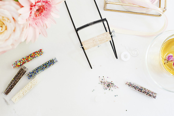 포토 JPG 해외이미지 라이프스타일 디자인 꽃 리본 분홍색 백그라운드 컨셉 목걸이 팔찌 탁자 휴가 문구용품 직장 선물 미술 씨앗 사람없음 장식 세트 우주 공백 흰색 인사 플랫 차 정상 바느질 보석 책상 만들기 예술가 위치 DIY 짐싸기 프리랜서 핸드메이드 목업 해외202004 해외포토 식물 직업 음료 컬러 가구 회사 장신구 모션 문화예술 취미 생활 예절 광석 오브젝트 파일형식 이미지허브