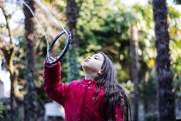 포토 JPG 해외이미지 라이프스타일 공원 여자 얼굴 어린이 겨울 장난 놀이 휴가 한명 야외 정원 거품 기쁨 큼 연도 비누 거인 7 옛날 해외202004 해외포토 1 계절 공공시설 감정 사람 생활 신체부위 위생용품 숫자 크기 파일형식 이미지허브