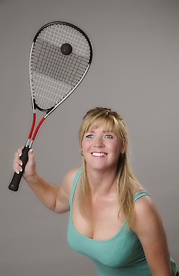 포토 JPG 해외이미지 여자 스포츠 중년 공 운동선수 건강 한명 미소 운동 기댐 라켓 스쿼시라켓 스쿼시 플레이어 해외202004 해외포토 1 스포츠용품 모션 표정 사람 성인 구기 파일형식 이미지허브