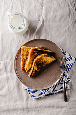 포토 JPG 해외이미지 접시 포크 실내 사람없음 하이앵글 우유 식탁보 우유병 흰배경 해외202004 프렌치토스트 해외포토 식기 뷰포인트 백그라운드 병_용기 유제품 내부 흰색 토스트 파일형식 이미지허브