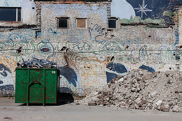 포토 JPG 해외이미지 직업 산업 유적 직장 사람없음 건물 손상 쓰레기통 도시 바 거친 쓰레기 폐기물 파편 컨테이너 땅 거절 허리 폐허 질감 옛날 콘크리트 해외202004 해외포토 전통 건축물 컨셉 회사 신체부위 파일형식 이미지허브