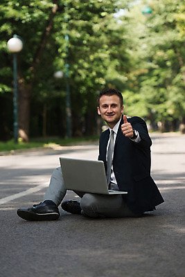 포토 JPG 해외이미지 백인 직업 1 라이프스타일 응시 공원 남자 행복 백그라운드 컨셉 비즈니스 통신 자연 성공 아이디어 직장 한명 미소 사람 앉기 성인 야외 금융 스마트폰 컴퓨터 사무실 정원 최고 업무 비즈니스맨 스마트 경영자 긍정 경영 무료 해외202004 해외포토 서양인 시선 공공시설 감정 회사 모션 표정 생활 경제 전자제품 핸드폰 스마트기기 작업 직장인 리더 생태계 파일형식 이미지허브