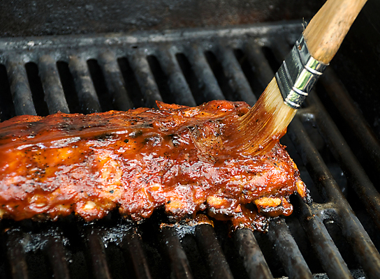 포토 JPG 해외이미지 음식 실내 육류 돼지고기 사람없음 그릴 바비큐 굽기 바르기 바비큐립 기름붓 돼지갈비 해외202004 해외포토 식재료 모션 주방용품 내부 붓 구이 파일형식 이미지허브