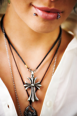 포토 JPG 해외이미지 사람없음 빨간색 빛 금속 기쁨 은색 전갈 입술 목 펑크 피어싱 해외202004 해외포토 감정 컬러 절지류 장신구 재질 신체부위 파일형식 이미지허브