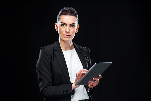 포토 JPG 해외이미지 직업 백그라운드 비즈니스 한명 사람 정장 터치패드 검은색 어둠 업무 비즈니스우먼 만족 경영자 리더 개성 예복 경영 스타일 해외202004 해외포토 1 옷 여자 감정 컬러 작업 직장인 파일형식 이미지허브