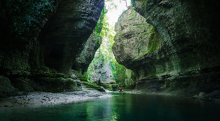 포토 JPG 해외이미지 나무 식물 호수 여행 백그라운드 자연 벽지 산 따뜻함 그림자 사람 풍경 사람없음 초록색 물 여름 빛 강 환경 골짜기 수영 어둠 흐름 가을 바위 신선 보트 개울 내추럴 얇은 조지아 해외202004 해외포토 자연요소 계절 컬러 컨셉 배_교통 돌_바위 수상스포츠 생태계 동유럽 파일형식 이미지허브