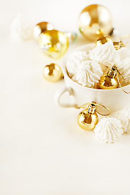 포토 JPG 해외이미지 크리스마스 서양음식 실내 사람없음 아웃포커스 컵 쿠키 달콤 흰배경 머랭 오너먼트 카피스페이스 해외202004 머랭쿠키 해외포토 식기 기념일 음식 백그라운드 크리스마스장식 디저트 촬영기법 내부 공백 흰색 맛 파일형식 이미지허브