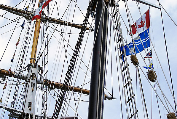 포토 JPG 해외이미지 밧줄 바다 여행 요트 하늘 항해 안테나 사람없음 야외 물 파란색 탑 항구 기쁨 흰색 깃발 보트 정상 큼 묘사 함선 해군 선원 돛대 전국 해외202004 해외포토 자연요소 건축물 감정 줄 컬러 배_교통 통신 교통시설 군대 크기 파일형식 이미지허브