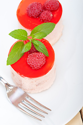 포토 JPG 해외이미지 분홍색 디저트 사람없음 케이크 달콤 민트 산딸기 무스케이크 해외202004 해외포토 음식 컬러 과일 맛 허브 파일형식 이미지허브