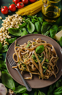 포토 JPG 해외이미지 전통 접시 음식 백그라운드 포크 잎 다이어트 채소 부분 치즈 파스타 건강 마늘 스파게티 요리 사람없음 목재 초록색 식사 저녁식사 이탈리아 견과류 흰색 시골 신선 맛 지중해 먹기 허브 유기농 냅킨 시금치 바질 점심식사 바이오 채식주의자 비건 탈리아텔레 해외202004 해외포토 나무 식물 식기 웰빙 유럽 바다 컬러 컨셉 재료 모션 유제품 서양음식 채식 파스타면 파일형식 이미지허브