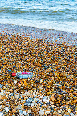 포토 JPG 해외이미지 모래 바다 섬 통신 자연 유리 항해 사람없음 물 여름 환경 쪽지 희망 사막 도움 메시지 구출 좌절 고독 쓰레기 플라스틱 땅 편지 청소 멀리 sos 보드카 옛날 지원 헬프 혼자 해외202004 해외포토 자연요소 계절 감정 컨셉 배_교통 재질 주류 생태계 구조요청 파일형식 이미지허브