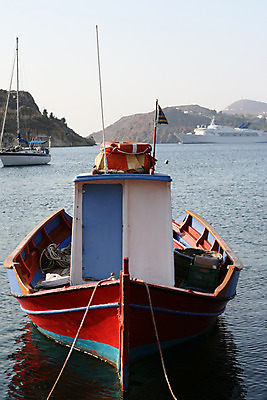 포토 JPG 해외이미지 식물 전통 바다 섬 요트 자연 낚시 휴가 산 사람없음 목재 빨간색 물 파란색 항구 침묵 흰색 보트 작음 크루즈 땅 묶기 정박 그리스 함선 모터보트 닻 옛날 해외202004 해외포토 자연요소 나무 유럽 컬러 배_교통 재료 교통시설 모션 레저 소리 크기 생태계 파일형식 이미지허브