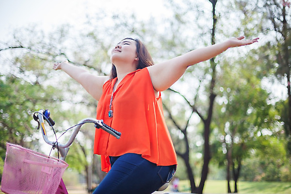 포토 JPG 해외이미지 라이프스타일 공원 여자 행복 여행 포즈 밭 자연 휴가 휴식 건강 한명 미소 사람 동양인 성인 야외 초록색 여름 유행 자전거 봄 가을 몸무게 큼 플러스 비만 사이클링 내추럴 해외202004 해외포토 1 기호 계절 공공시설 감정 컬러 컨셉 농업 표정 인종 생활 바이크 크기 육상스포츠 몸매 생태계 파일형식 이미지허브