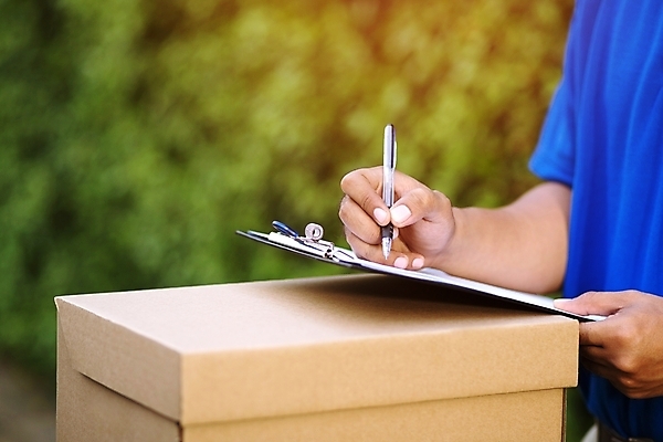 포토 JPG 해외이미지 백인 직업 남자 행복 산업 유니폼 포장 교통시설 자동차 노동자 미소 사람 동양인 소년 사람없음 빨간색 상자 화물 표현 잡기 업무 운전사 배달원 컨테이너 승합차 배송 서비스 패키지 수납 질서 판지 분배 해외202004 해외포토 서양인 옷 감정 어린이 육상교통 컬러 교통 모션 승용차 표정 인종 운송업 예절 작업 시설 파일형식 이미지허브