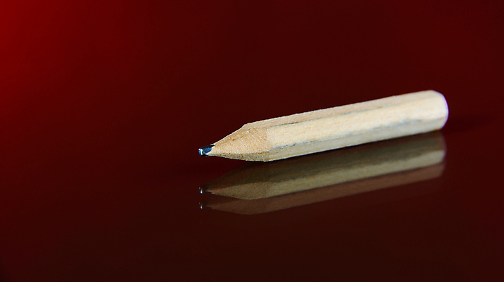 포토 JPG 해외이미지 사람없음 목재 빨간색 연필 반사 기구 공구 작음 오브젝트 스크래치 옛날 흑연 공급 해외202004 해외포토 나무 컬러 재료 학용품 필기구 도구 크기 광석 파일형식 이미지허브