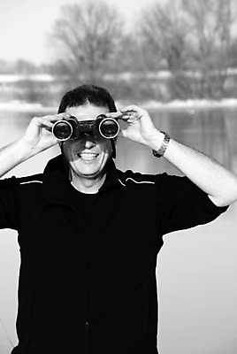 포토 JPG 해외이미지 손 응시 행복 백그라운드 비즈니스 성공 한명 사람 머리 검은색 쌍안경 흰색 관찰 잡기 닫기 검색 비전 발견 내추럴 고립 스파이 해외202004 해외포토 1 시선 감정 컬러 컨셉 모션 신체부위 망원경 파일형식 이미지허브