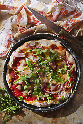 포토 JPG 해외이미지 접시 피자 실내 그림자 사람없음 하이앵글 나이프 나무탁자 루꼴라 해외202004 해외포토 식기 뷰포인트 채소 탁자 패스트푸드 서양음식 내부 칼 파일형식 이미지허브