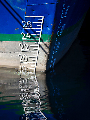 포토 JPG 해외이미지 바다 요트 표시 생맥주 항해 사람없음 빨간색 물 파란색 숫자 항구 검은색 화물 흰색 그리기 보트 심볼 측정 눈금 함선 해군 계량기 게이지 깊이 옛날 해외202004 해외포토 자연요소 문자 컬러 배_교통 교통시설 모션 군대 맥주 운송업 파일형식 이미지허브