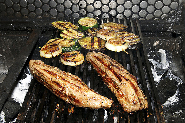 포토 JPG 해외이미지 접시 음식 채소 주방용품 실내 육류 옥수수 요리 사람없음 인테리어 식사 버섯 꼬치 닫기 그릴 바비큐 굽기 오브젝트 영양분 정물화 해외202004 해외포토 식기 디자인 생활용품 식재료 모션 곡류 내부 구이 그림 파일형식 이미지허브