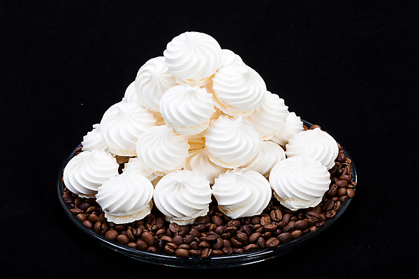 포토 JPG 해외이미지 접시 검은배경 서양음식 실내 사람없음 쌓기 쿠키 원두 달콤 머랭 해외202004 머랭쿠키 해외포토 식기 커피 음식 백그라운드 모션 디저트 내부 검은색 맛 파일형식 이미지허브