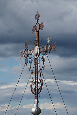 포토 JPG 해외이미지 종교 십자가 하늘 왕관 안테나 사람없음 장식 교회 초승달 부식 신앙심 철강 해외202004 해외포토 통신 종교건축 건물 달 파일형식 이미지허브