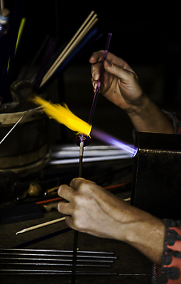 포토 JPG 해외이미지 모양 전통 손 산업 문화 오렌지 비즈니스 공 공장 유리 불 노동자 이스탄불 따뜻함 미술 사람없음 빛 이탈리아 장비 공구 업무 뜨거움 작업실 불기 만들기 예술가 베네치아 장인 주인 광 방법 용광로 타격 핸드메이드 해외202004 해외포토 자연요소 직업 유럽 과일 공업 모션 재질 문화예술 신체부위 도구 작업 파일형식 튀르키예 이미지허브