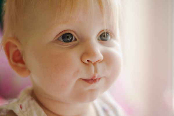 포토 JPG 해외이미지 모델 딸 행복 얼굴 어린이 자연 놀이 미래 새로움 건강 한명 웃음 사람 파란색 흰색 아기 신생아 오픈 입 달콤 작음 부드러움 세대 돌봄 해외202004 해외포토 1 감정 컬러 컨셉 가족 모션 표정 신체부위 감각 맛 크기 생태계 파일형식 이미지허브