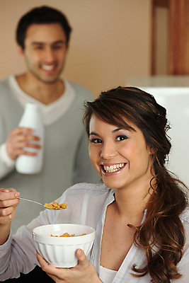 포토 JPG 해외이미지 음식 조각 아침 남편 건강 옥수수 동양인 두명 갈색 숟가락 식사 우유 아내 조끼 사발 치아 아침식사 낟알 시리얼 밀 만취 먹기 배고픔 속도 웨이브 섬유 유리주전자 귀리 해외202004 해외포토 주간 컬러 모션 유리 주전자 유제품 곡류 수저 사람 인종 외투 직물 소화기관 사기그릇 술취함 파일형식 이미지허브