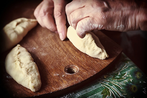 포토 JPG 해외이미지 직업 손 여자 할머니 음식 빵 탁자 엄마 양파 주택 관리 요리 성인 사람없음 목재 마을 주방 계란 식사 이탈리아 빵집 흰색 굽기 준비 주부 날것 반죽 러시아 만들기 밀가루 지역 레시피 밀가루반죽 옛날 제빵사 핸드메이드 해외202004 해외포토 나무 노년 유럽 컬러 가구 채소 재료 가족 모션 사람 건물 신체부위 상점 알 가루 구이 파일형식 이미지허브