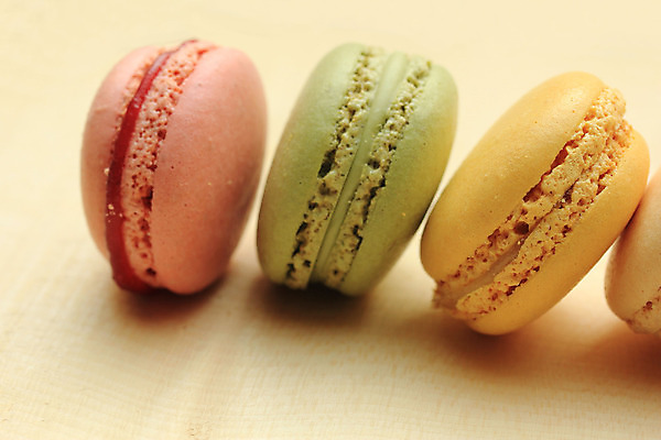 포토 JPG 해외이미지 음식 분홍색 컨셉 쟁반 건강 요리 사람없음 갈색 노란색 쿠키 과자 케이크 초콜릿 프랑스 흰색 달콤 맛 잼 설탕 굽기 먹기 아몬드 마카롱 프랑스어 머랭 페스츄리 해외202004 해외포토 문자 유럽 빵 컬러 모션 디저트 견과류 소스_음식 구이 파일형식 이미지허브