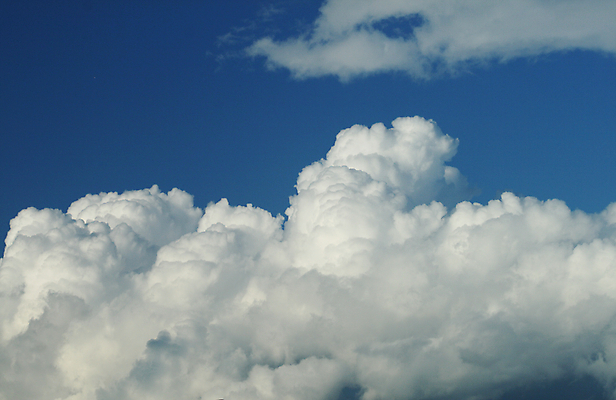 포토 JPG 해외이미지 구름 하늘 바람 날씨 사람없음 야외 가로 파란색 봄 흰색 큼 광택 폴란드 뇌우 못생김 해외202004 해외포토 자연요소 계절 유럽 컬러 크기 파일형식 이미지허브